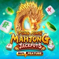 Quả bóng đá trên sân cỏ xanh mướt